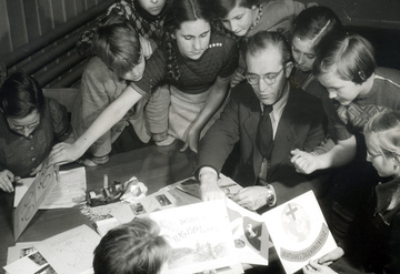 Gruppenfoto einer JRK-Schulklasse mit Lehrer. Foto: JRK-Bildarchiv