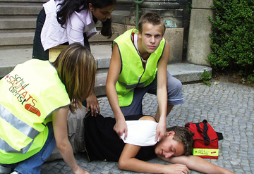 Schulsanitäter beim Einsatz. Foto: Christian Homann