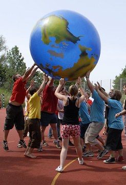 JRKler/-innen, die einen riesigen Weltkugel-Ball in die Luft werfen. Foto: JRK-Bildarchiv